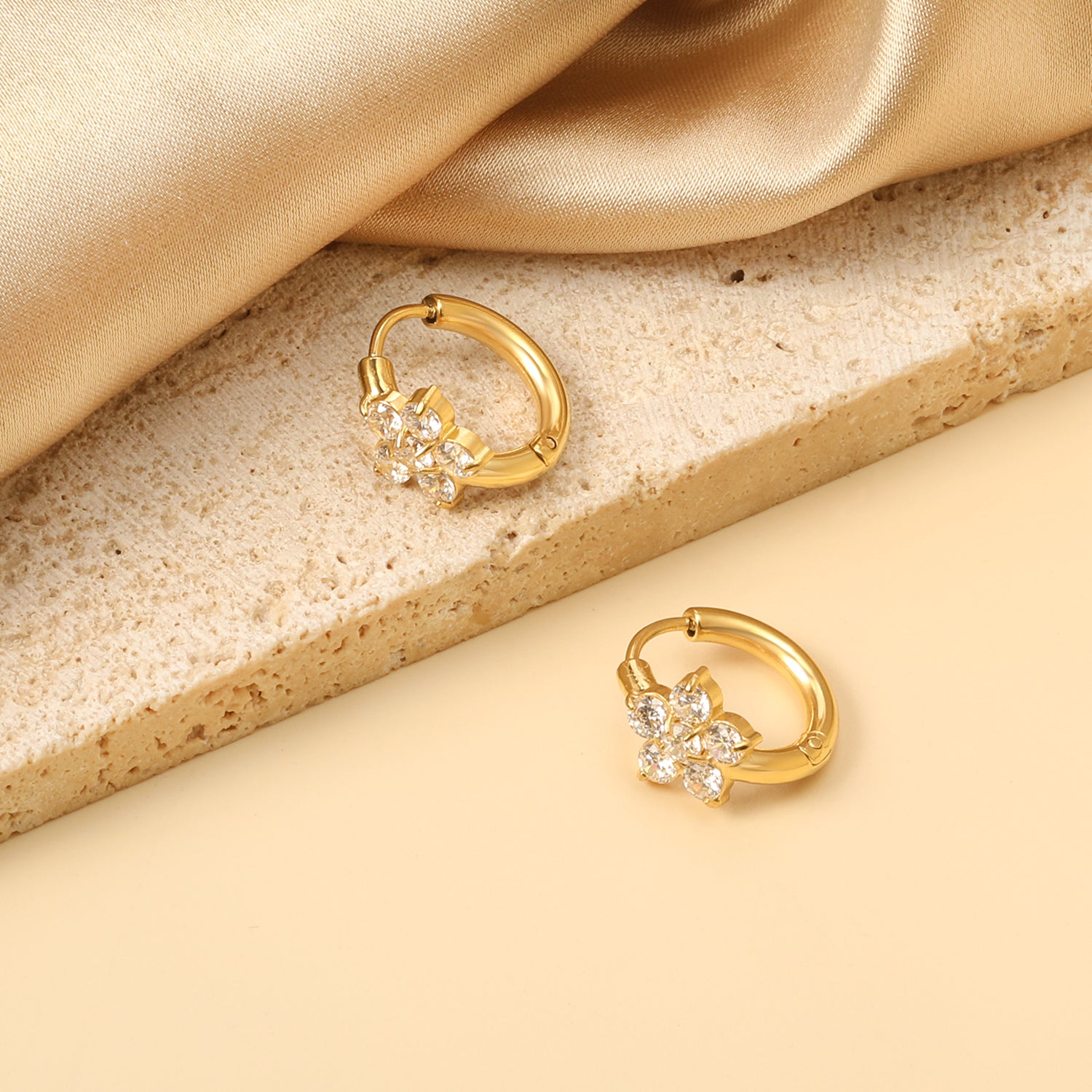 स्पार्कल हग्गी हूप इयररिंग - फूल