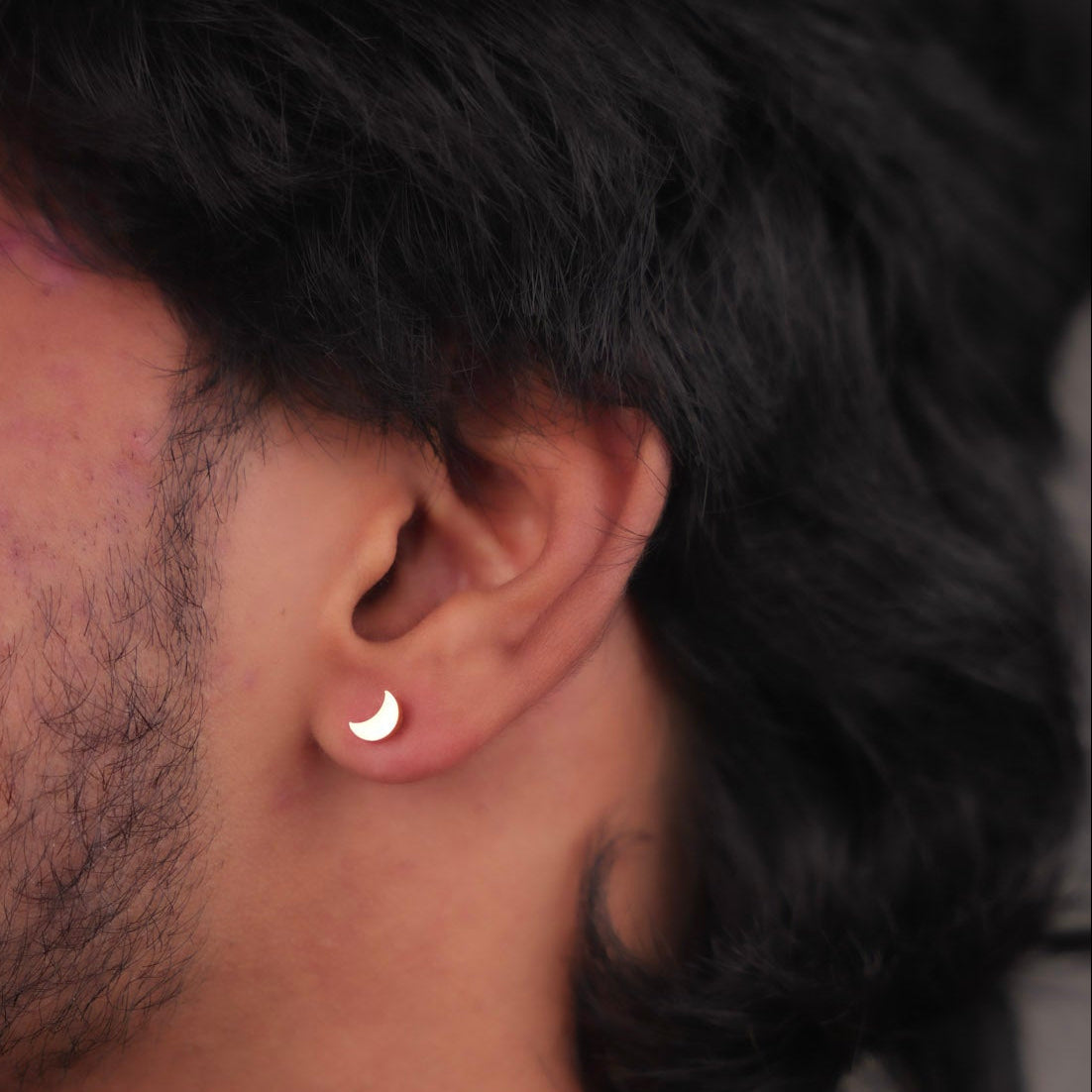 क्रिसेंट स्टड इयररिंग्स