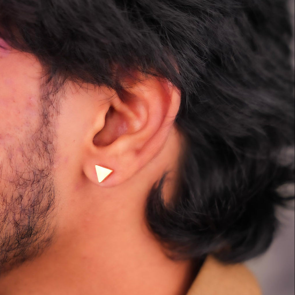 त्रिभुज स्टड इयररिंग्स - सोना