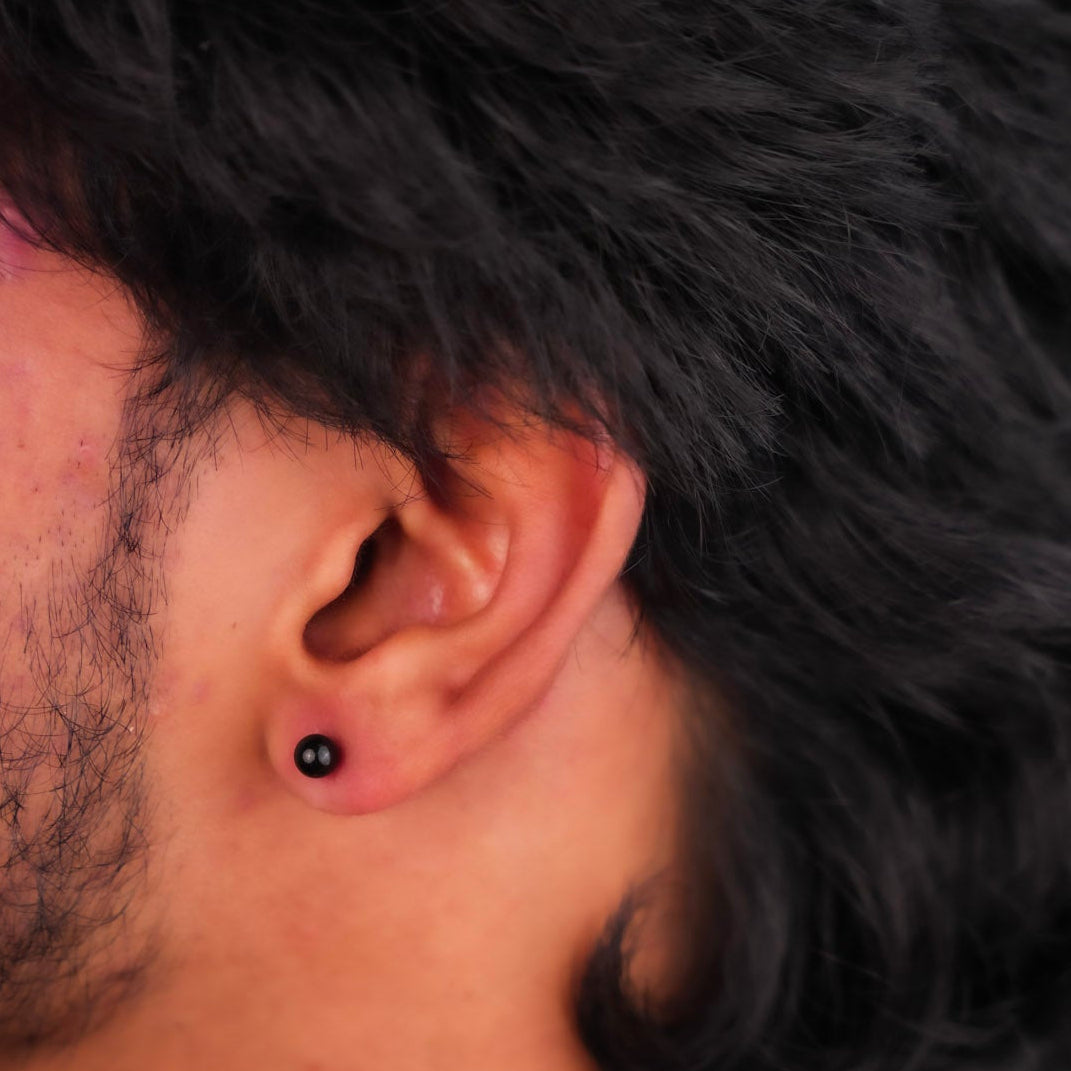 ऑर्ब ब्लैक स्टड इयररिंग्स - 5 MM