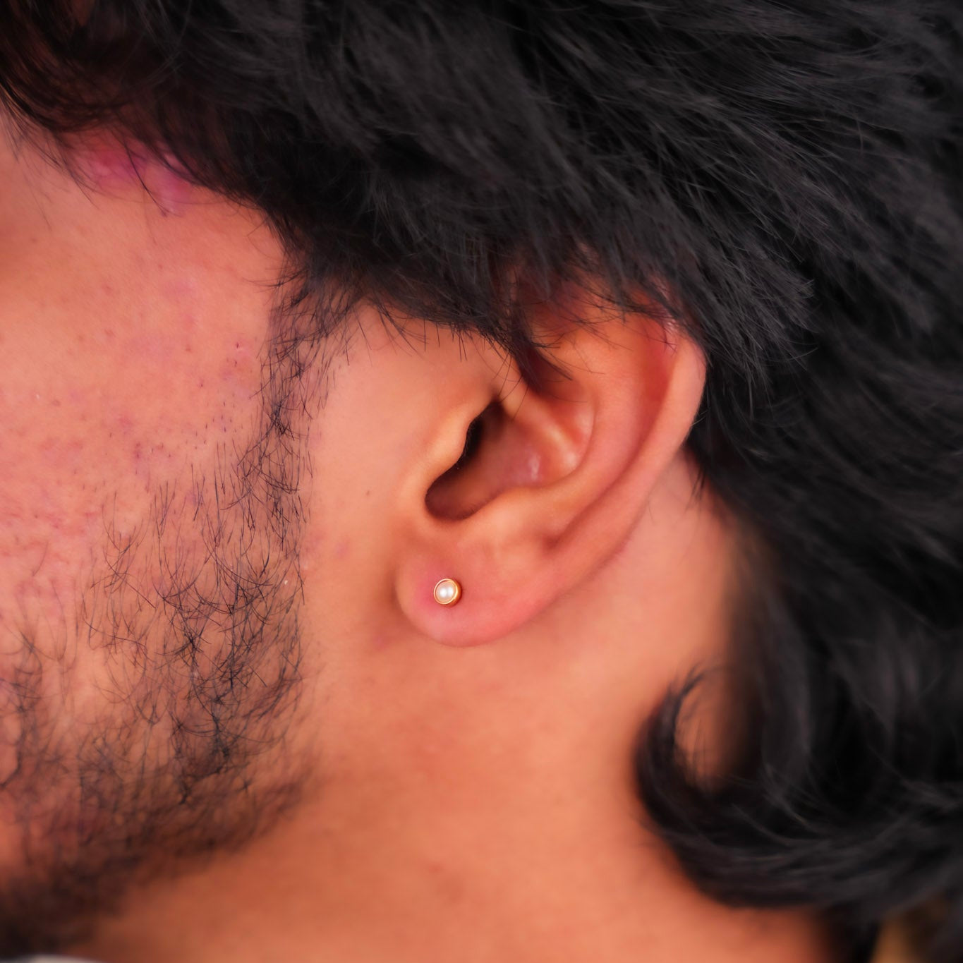 गोल्डन पर्ल लुमिना स्टड इयररिंग्स - 4 MM