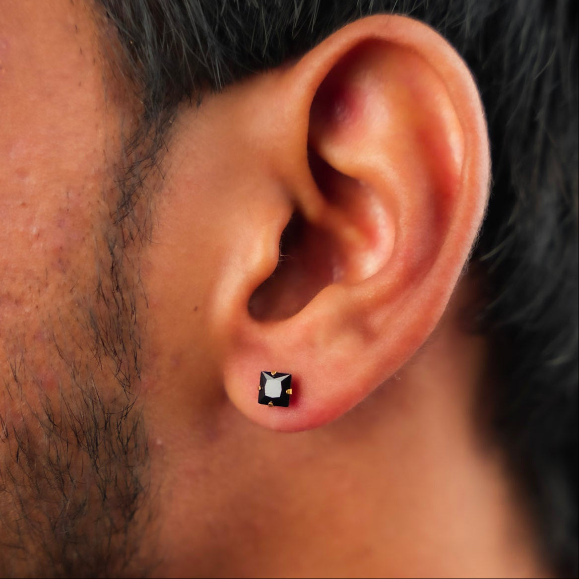 चौकोर काले स्टड इयररिंग्स - सोना