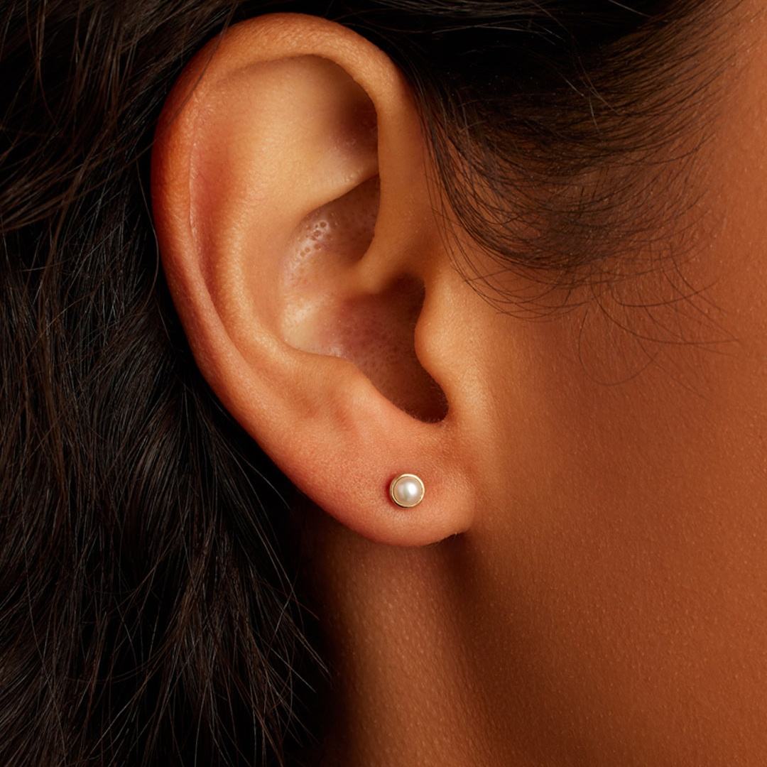 गोल्डन पर्ल लुमिना स्टड इयररिंग्स - 6 MM