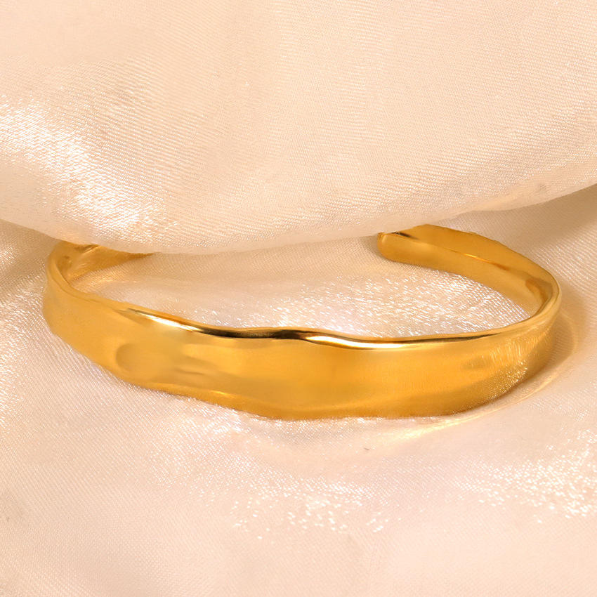 Bold Wavy Bangle