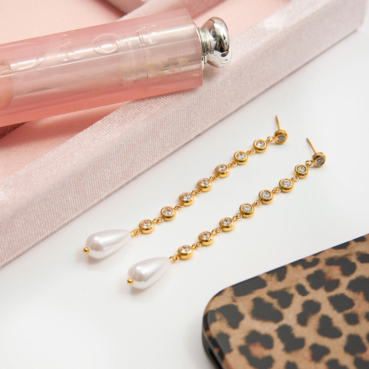 Aira Pearl Dangling Earring