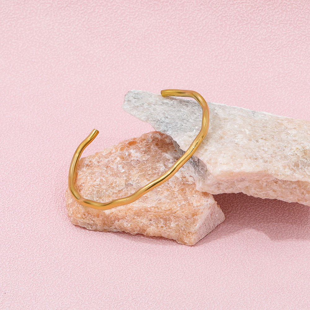 Dainty Wavy Bangle