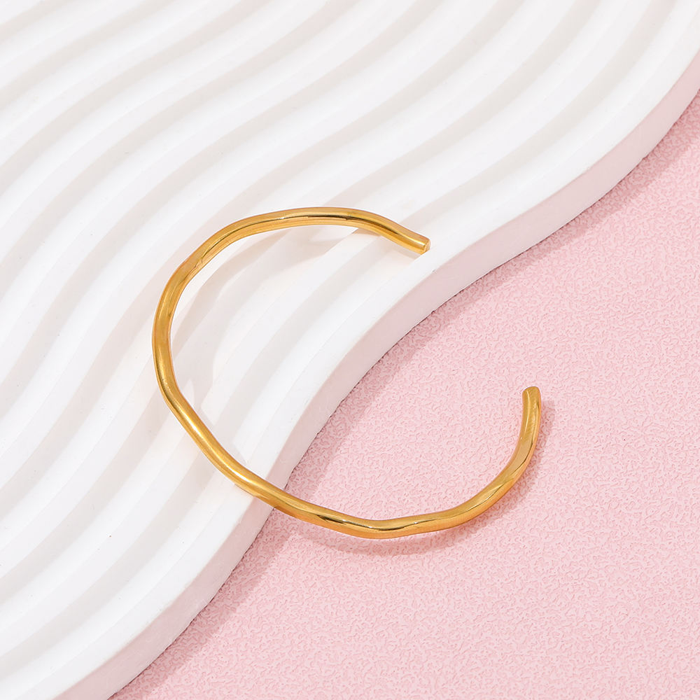 Dainty Wavy Bangle