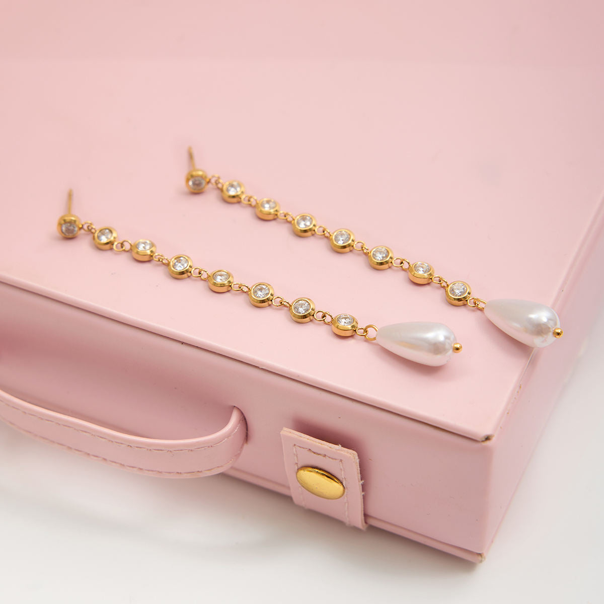 Aira Pearl Dangling Earring