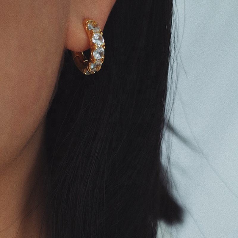 क्लासिक स्टडेड मिनी हूप इयररिंग्स