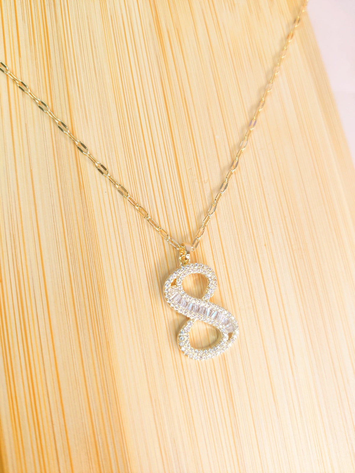 8 Shaped Pendent Necklace