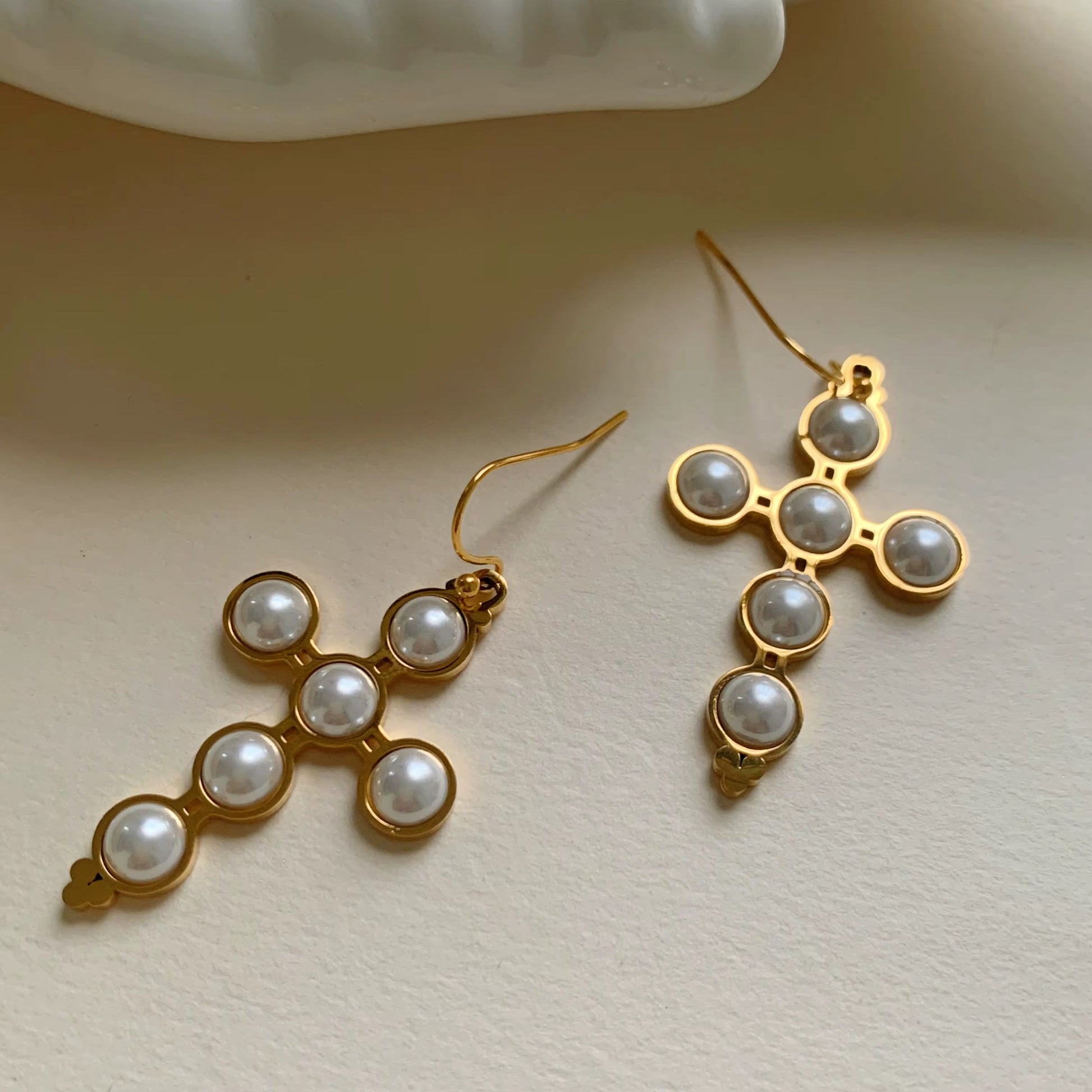 क्रॉस पर्ल इयररिंग्स 