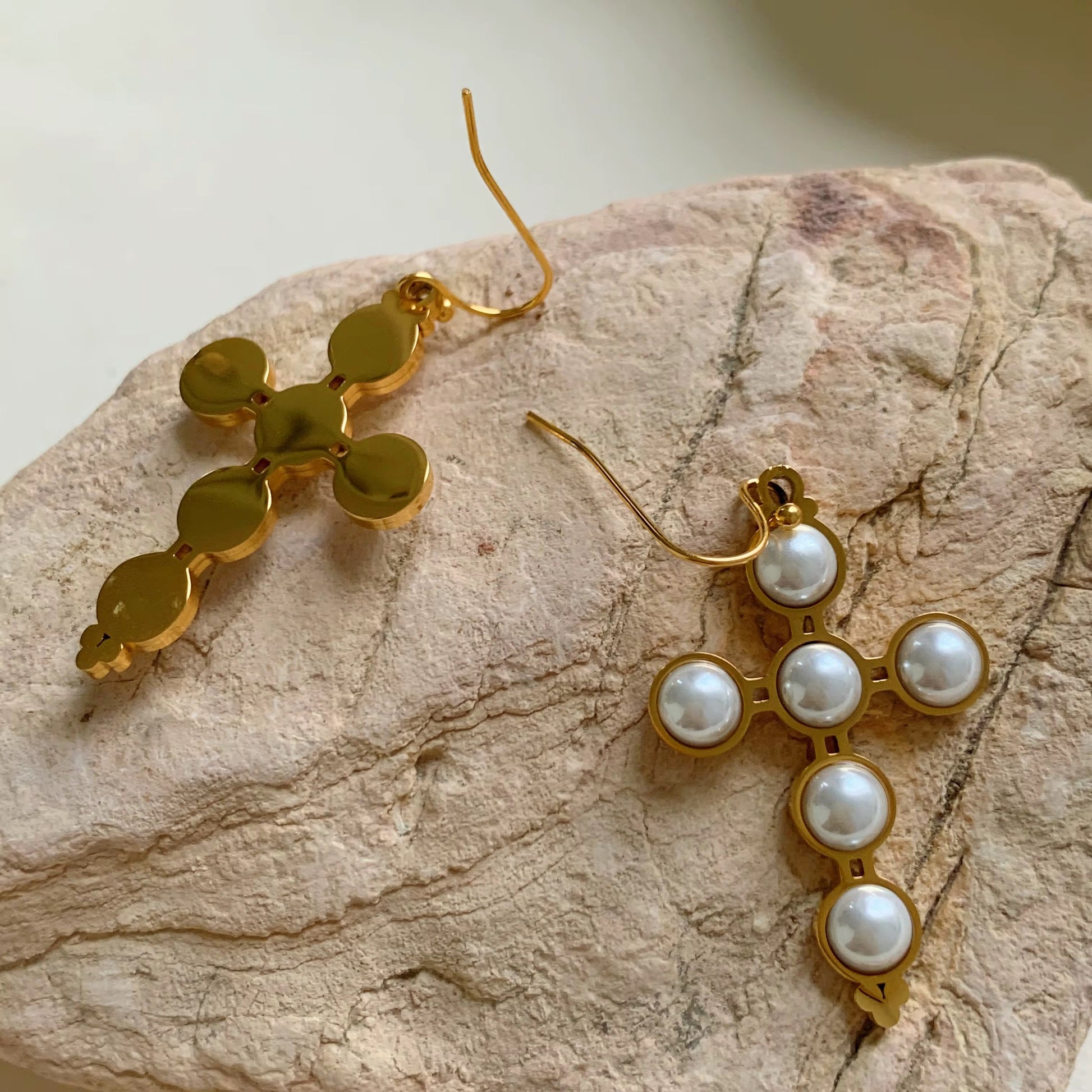 क्रॉस पर्ल इयररिंग्स 