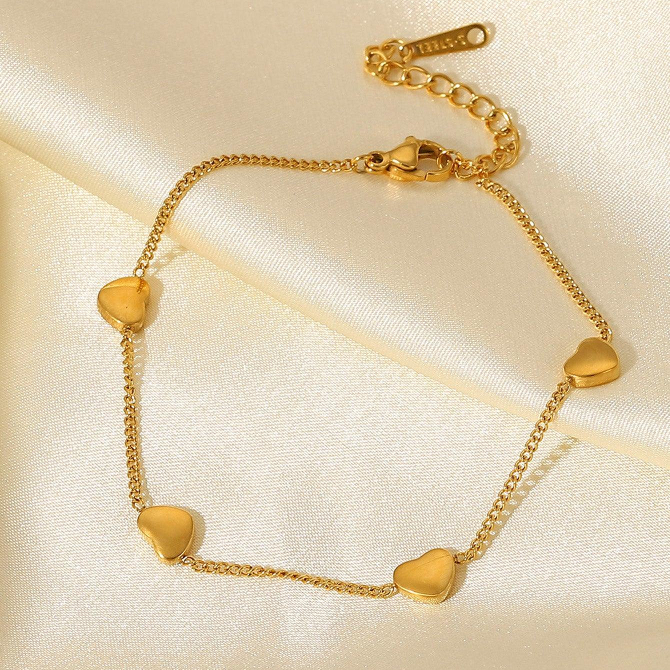 दिलों से भरा सुंदर कंगन