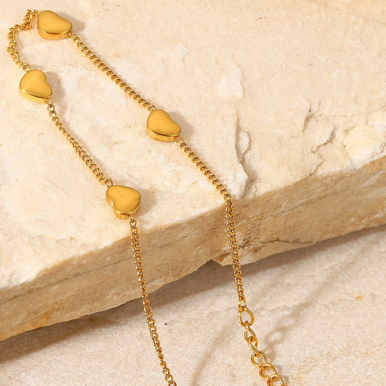 दिलों से भरा सुंदर कंगन