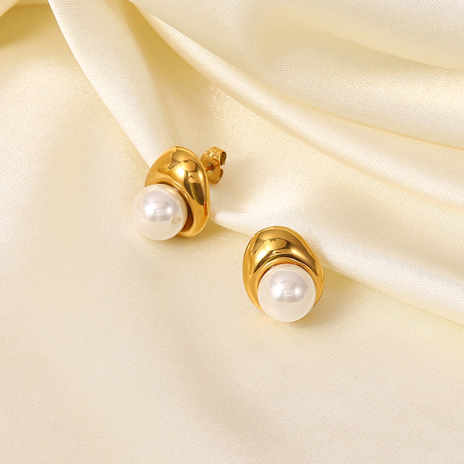 Elegant Round Pearl Earring