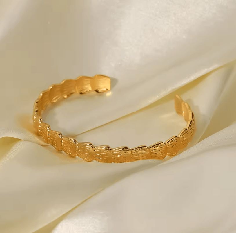 Seashell Kada Bangle