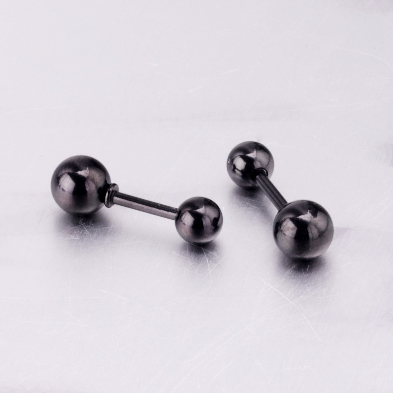 ऑर्ब ब्लैक स्टड इयररिंग्स - 4 MM