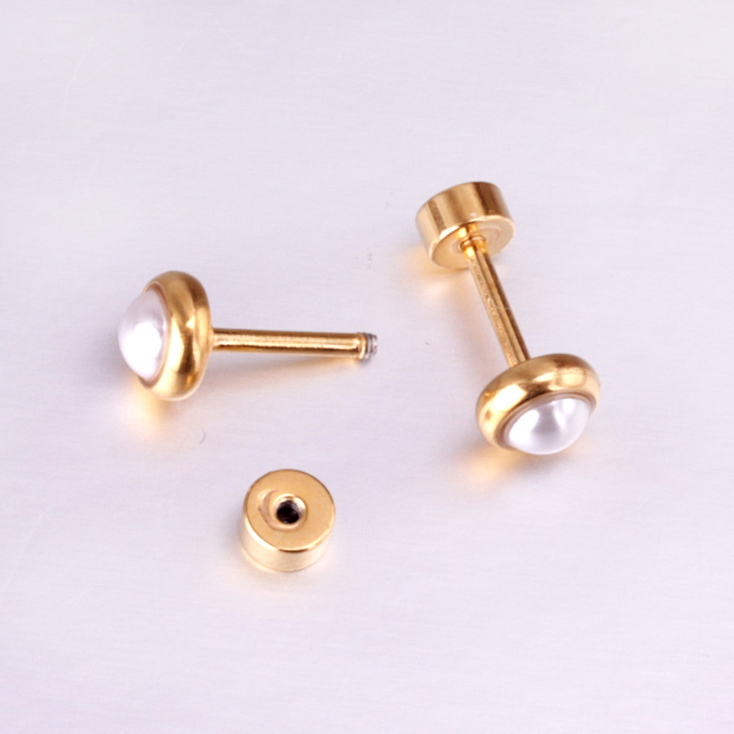 गोल्डन पर्ल लुमिना स्टड इयररिंग्स - 4 MM