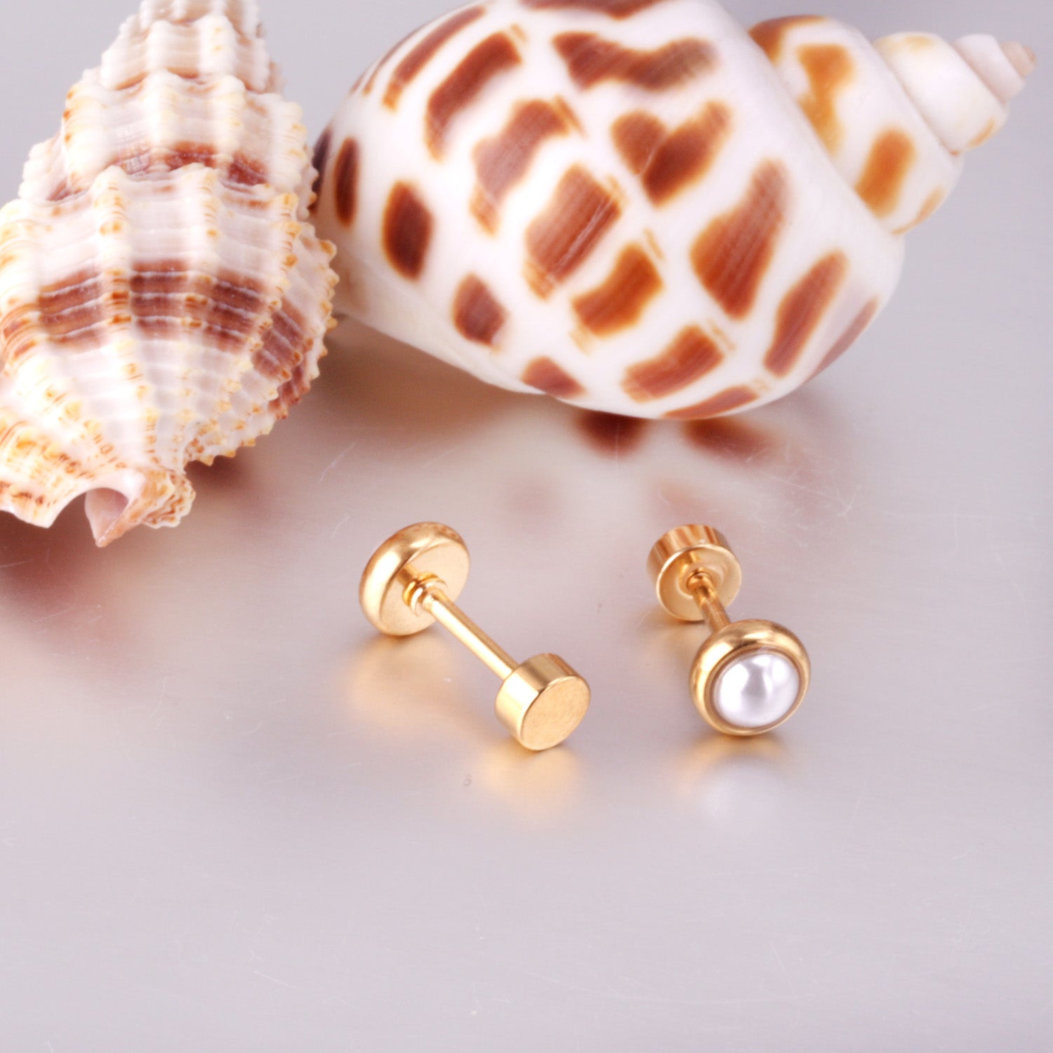 गोल्डन पर्ल लुमिना स्टड इयररिंग्स - 4 MM