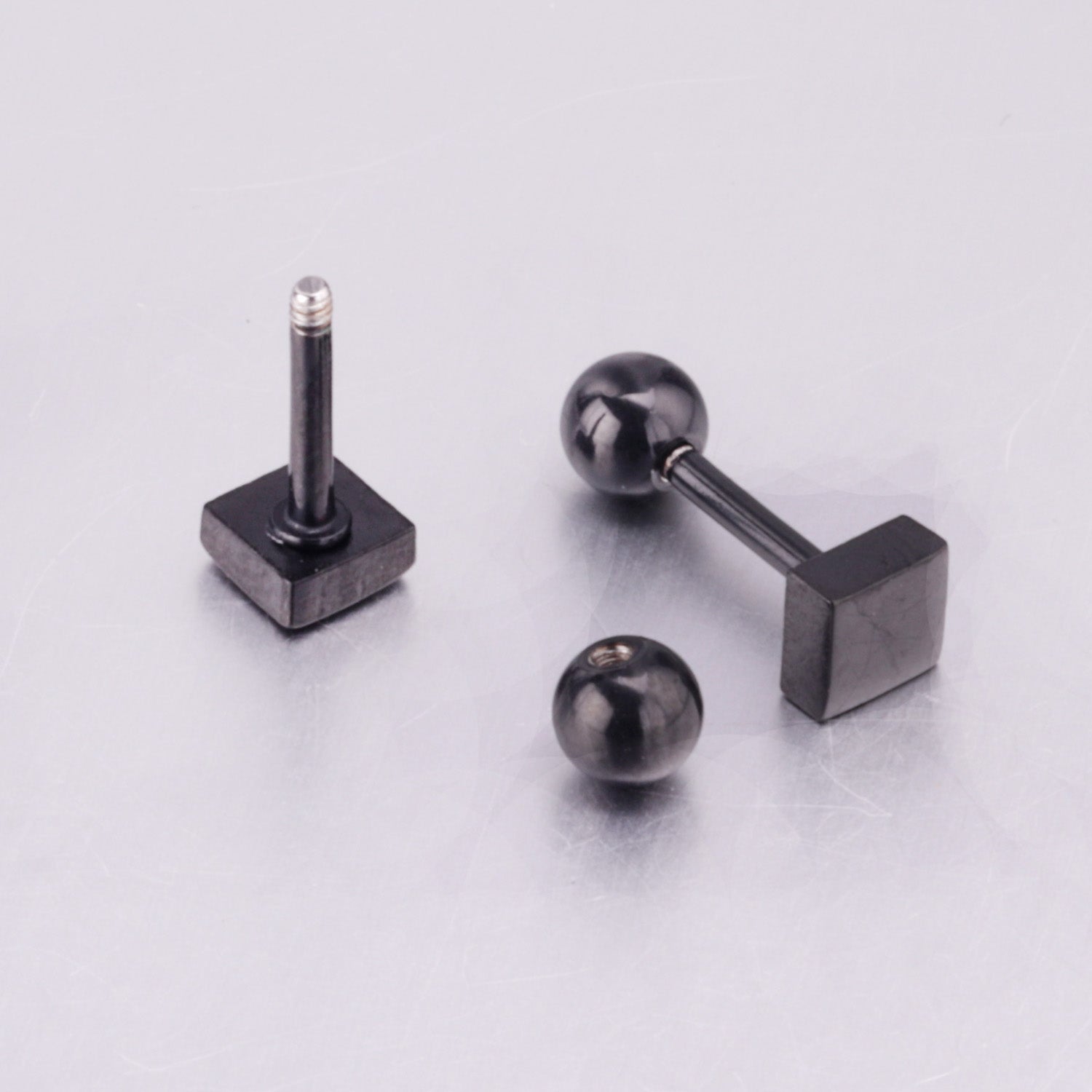 चौकोर काले स्टड इयररिंग्स