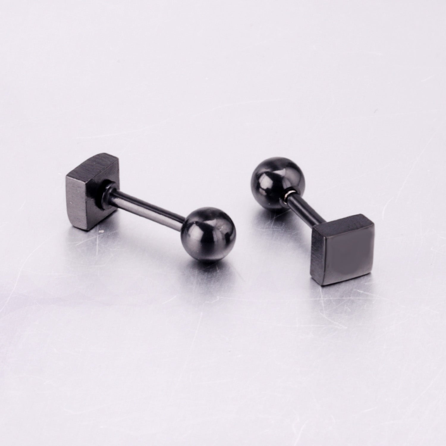 चौकोर काले स्टड इयररिंग्स
