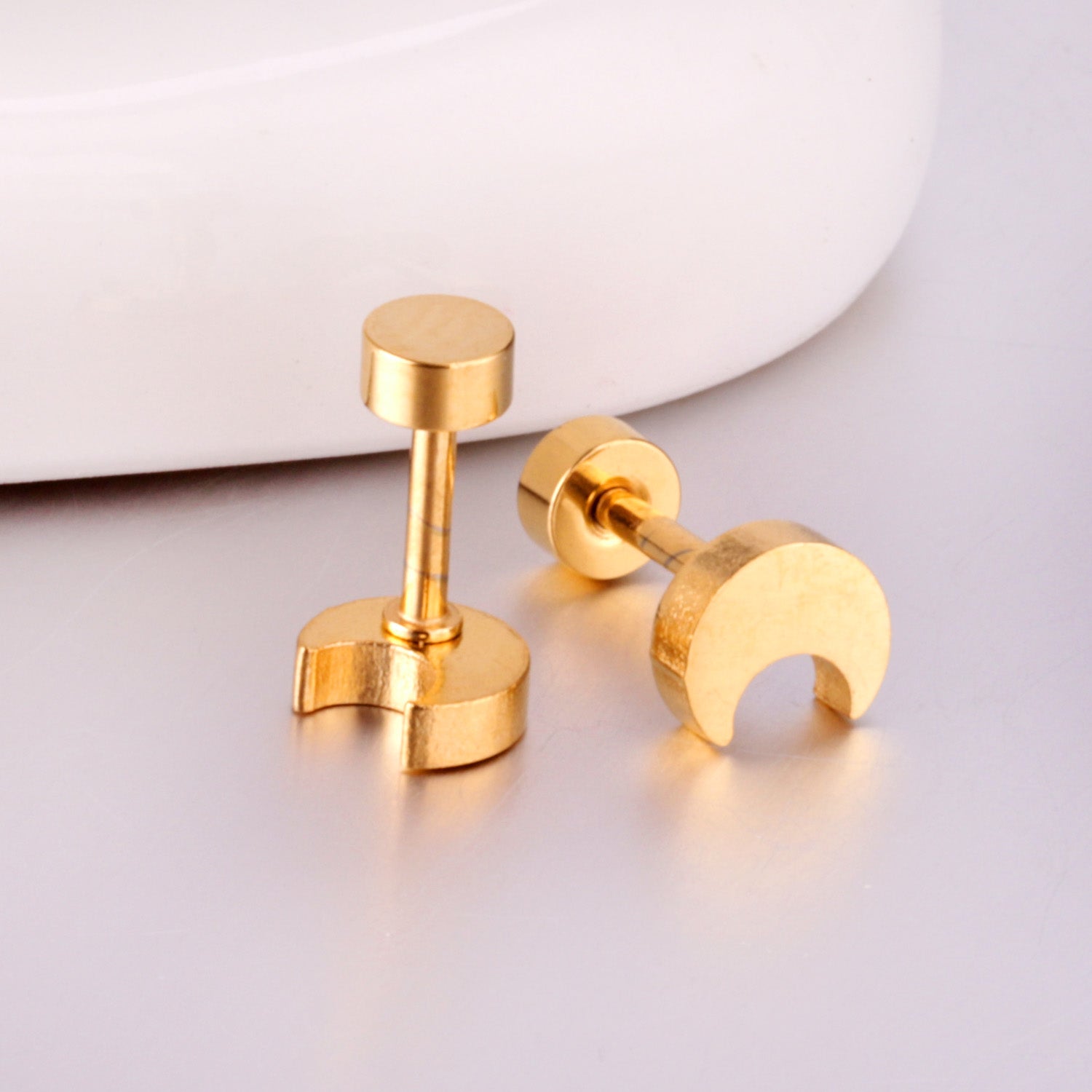 क्रिसेंट स्टड इयररिंग्स