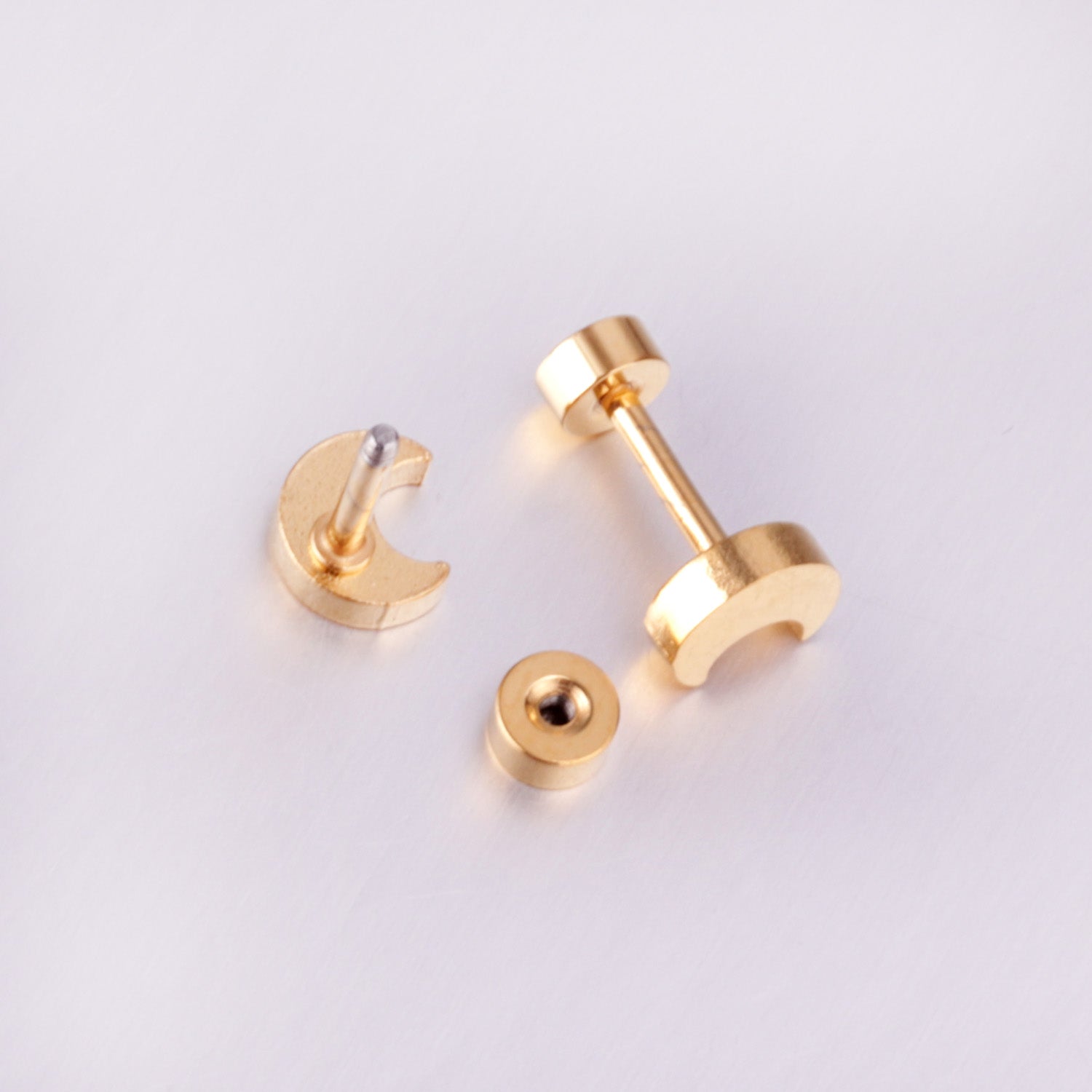 क्रिसेंट स्टड इयररिंग्स