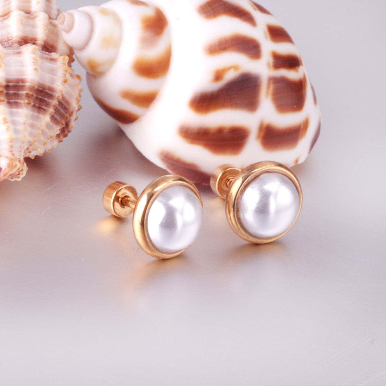 गोल्डन पर्ल लुमिना स्टड इयररिंग्स - 10 MM