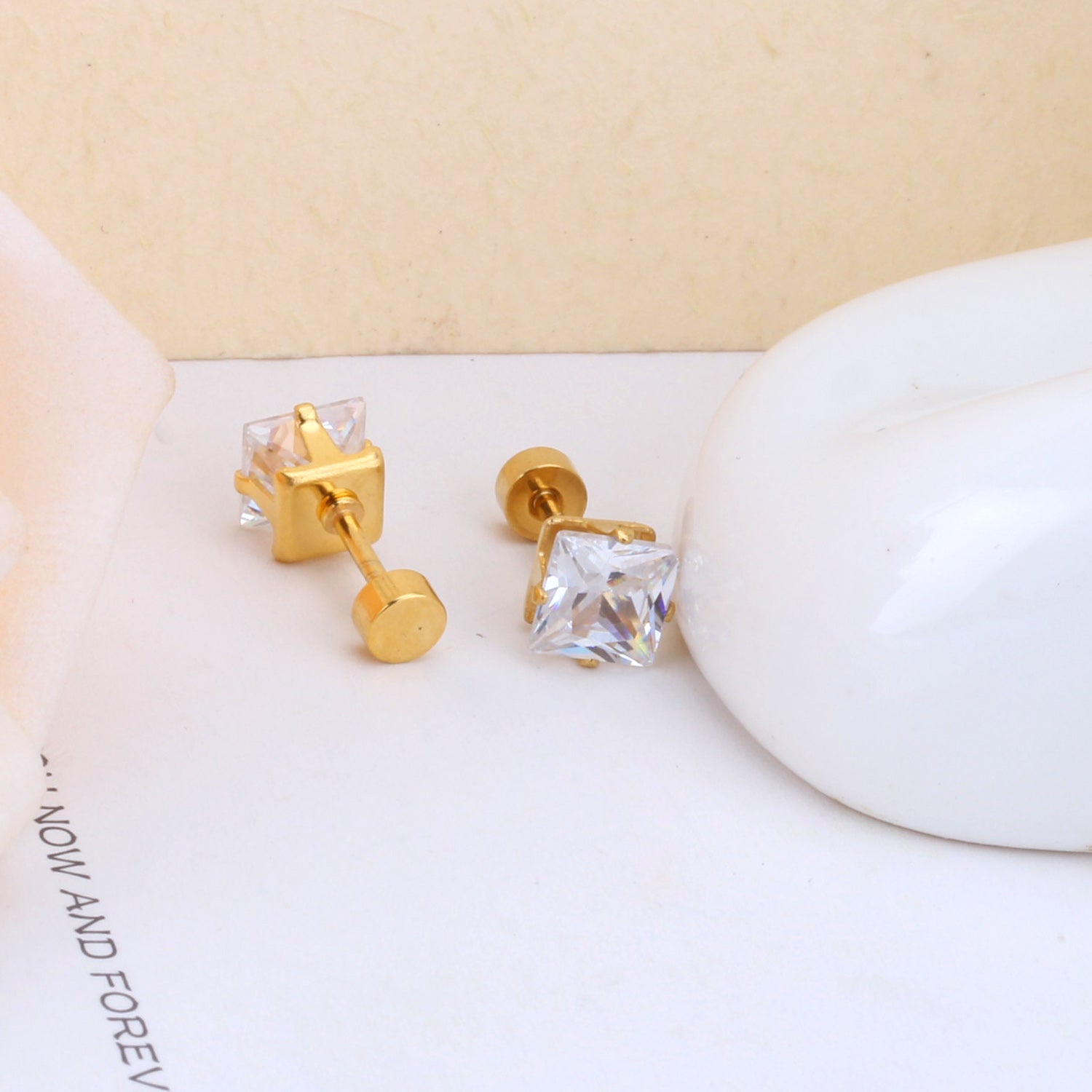 गोल्डन गोल स्टड इयररिंग - 4 MM