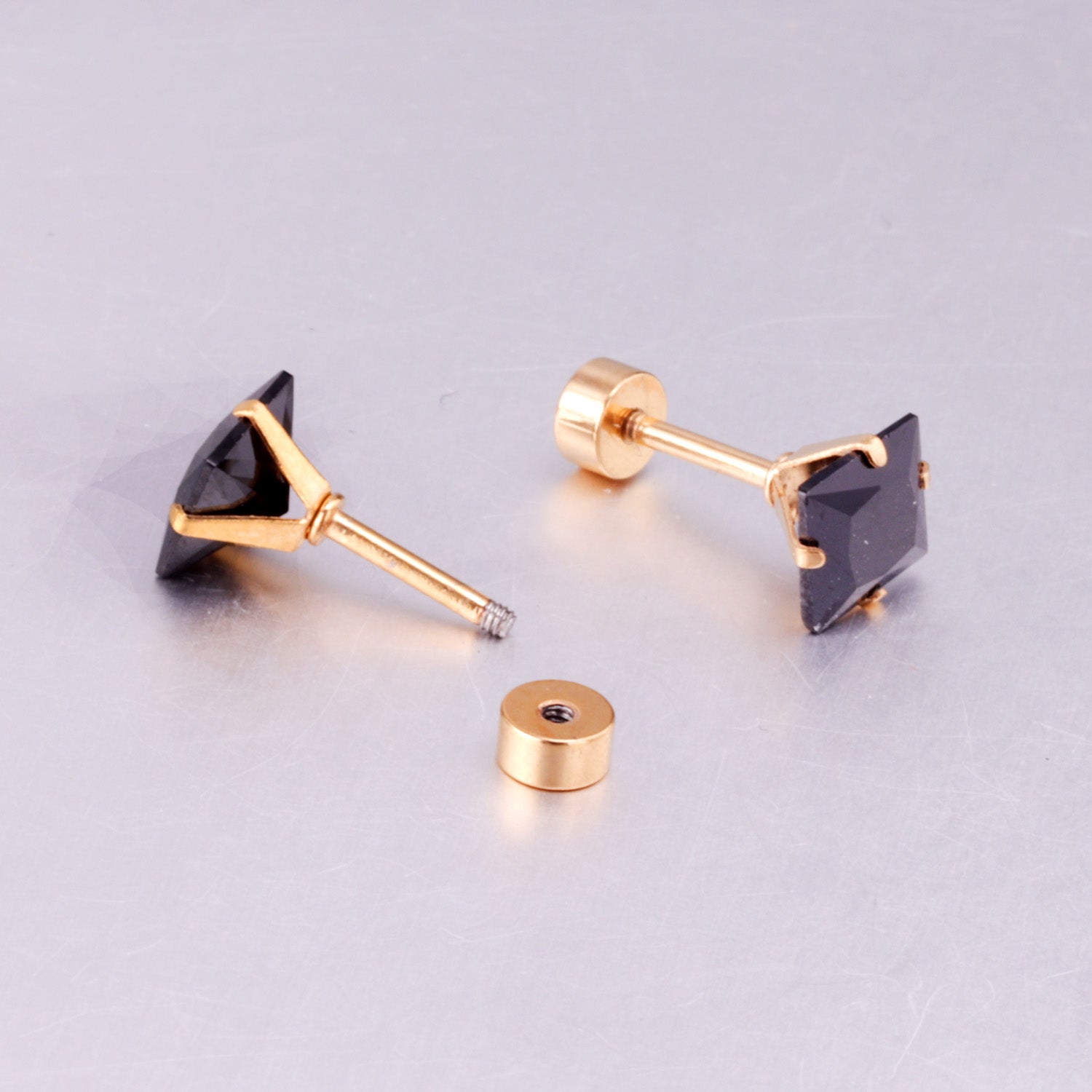 चौकोर काले स्टड इयररिंग्स - सोना