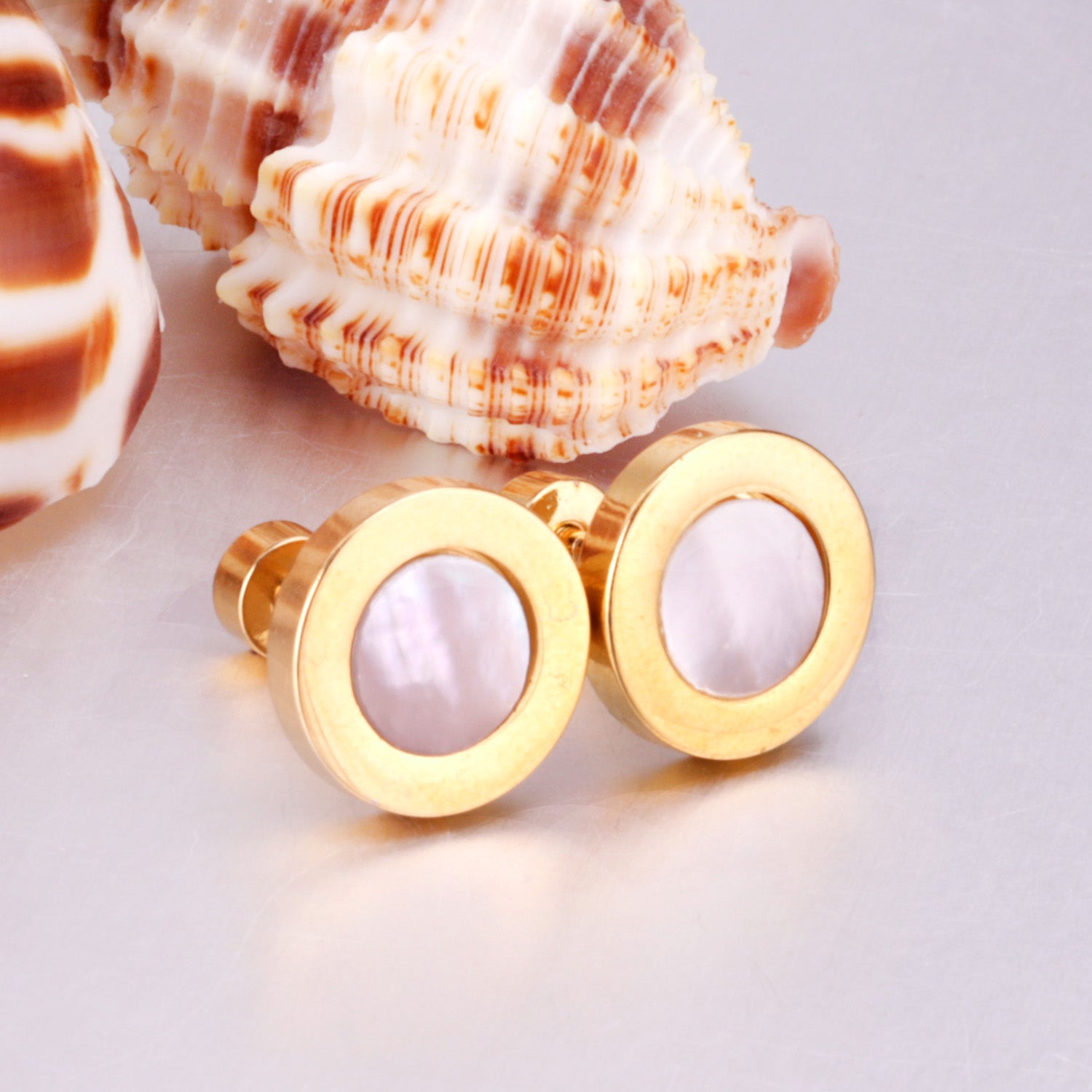 गोल्डन डिस्क लुमिना स्टड इयररिंग्स - 10 MM